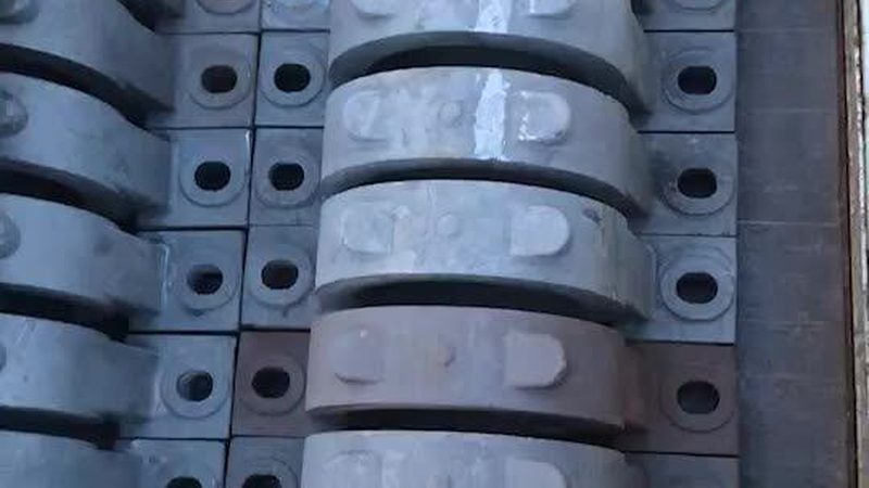 轴承座材质铸铁与铸钢：性能差异及选型考量